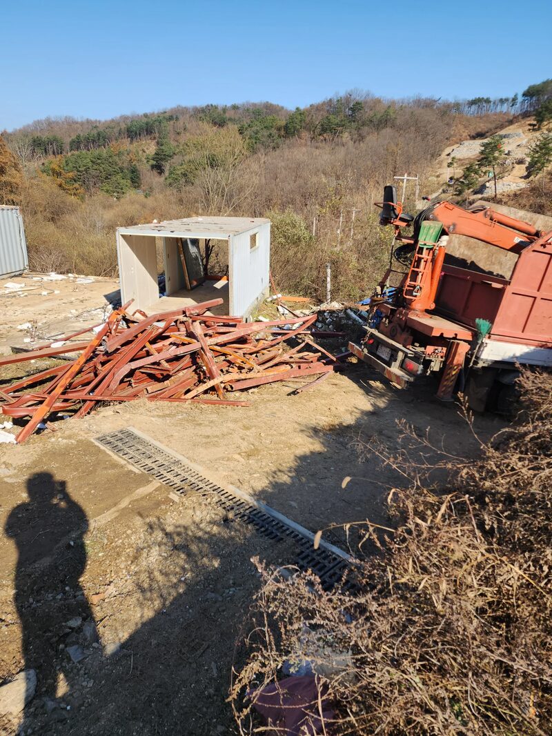 절단된 철골 자재가 쌓여 있는 현장