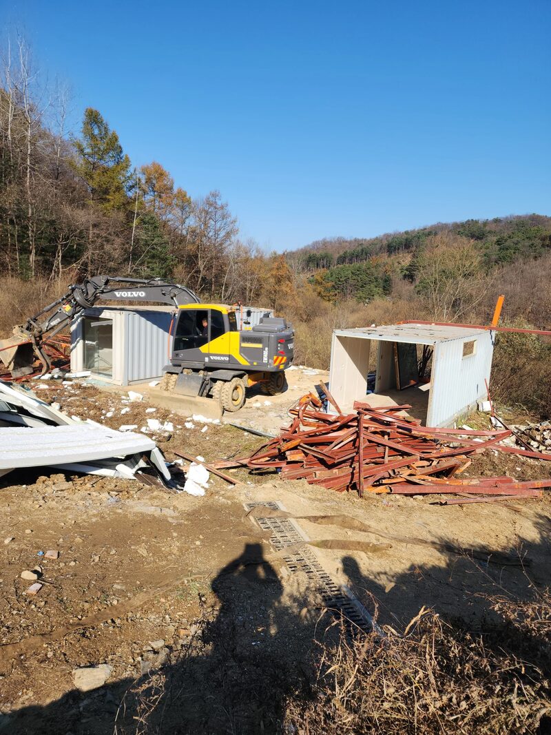 강관 골조의 클램프 접합부를 분리하는 작업자